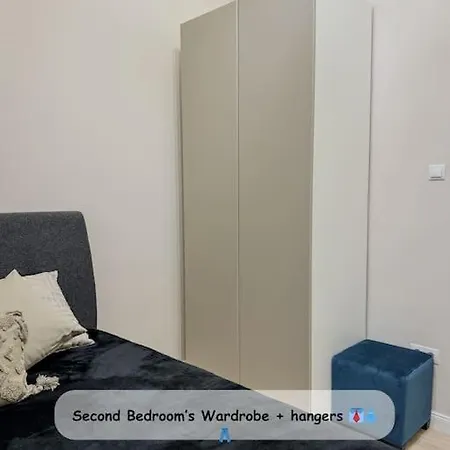 Stylish Parisian 3br In Budapest, Sleeps 9