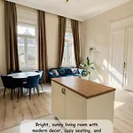Stylish Parisian 3br In Budapest, Sleeps 9