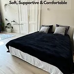 Stylish Parisian 3br In Budapest, Sleeps 9 Apartment *