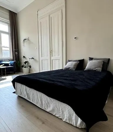 Stylish Parisian 3br In Budapest, Sleeps 9 아파트 부다페스트