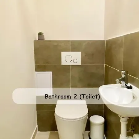 Stylish Parisian 3br In Budapest, Sleeps 9 * 부다페스트