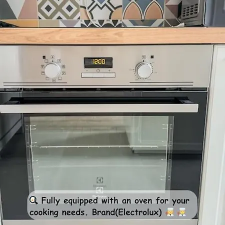 Stylish Parisian 3br In Budapest, Sleeps 9 בודפשט