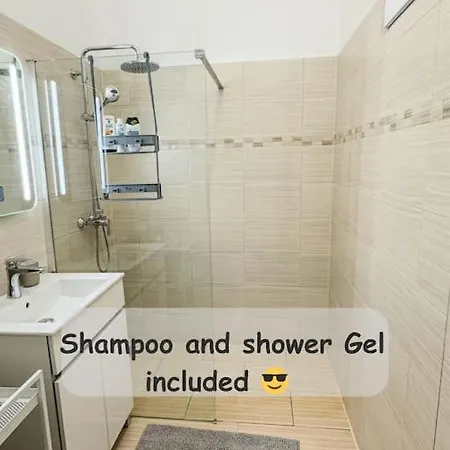 Stylish Parisian 3br In Budapest, Sleeps 9 דירה