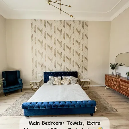 Stylish Parisian 3br In Budapest, Sleeps 9 Appartamento *
