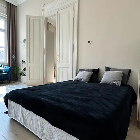 Appartamento Stylish Parisian 3br In Budapest, Sleeps 9
