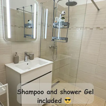 Stylish Parisian 3br In Budapest, Sleeps 9