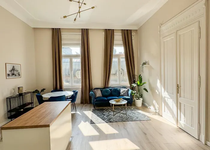 Stylish Parisian 3br In Budapest, Sleeps 9 Будапешт