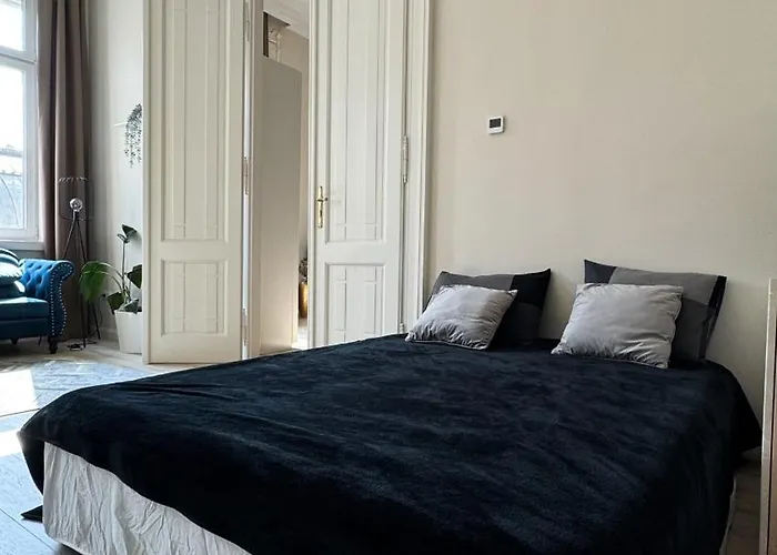 Апартаменты Stylish Parisian 3br In Budapest, Sleeps 9