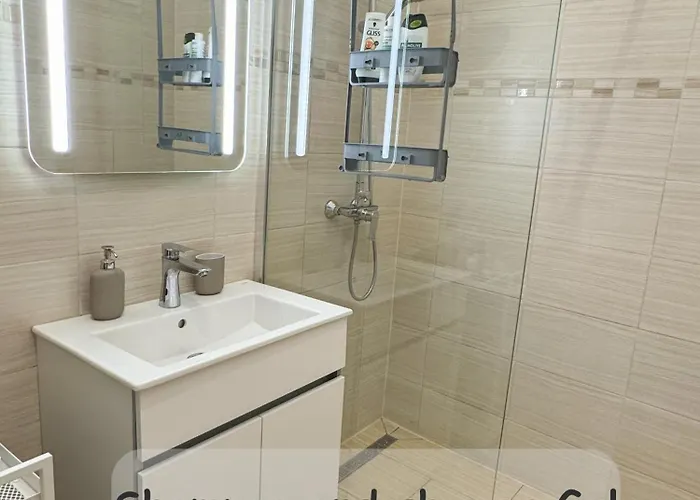 Stylish Parisian 3br In Budapest, Sleeps 9