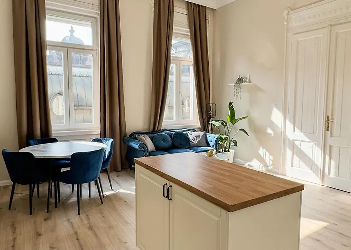 Stylish Parisian 3br In Budapest, Sleeps 9