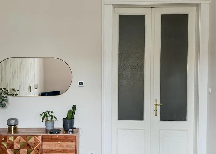 דירה Stylish Parisian 3br In Budapest, Sleeps 9