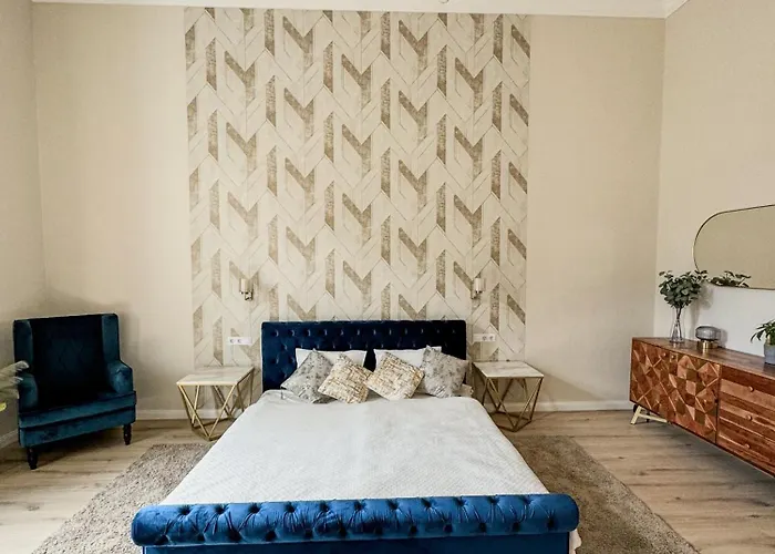 Stylish Parisian 3br In Budapest, Sleeps 9 דירה *