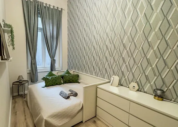 Stylish Parisian 3br In Budapest, Sleeps 9 *