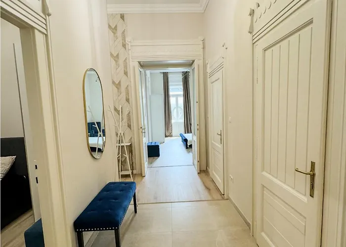 דירה Stylish Parisian 3br In Budapest, Sleeps 9 *